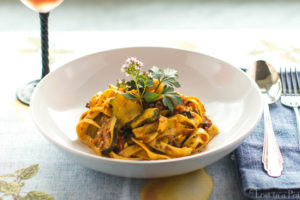 Trädgård färsk squash och ört pasta. Trädgård färsk squash och ört pasta.