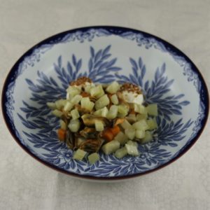 Placing the fennel on the mussels, carrots and celeriac in the bowl. Placing the fennel on the mussels, carrots and celeriac in the bowl.