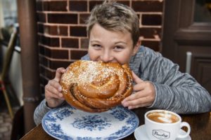 Hagabullen - a giant cinnamon bun served at café Husaren in Gothenburg. Photo: Anna Hållams